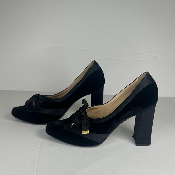 Elegant Black Velvet Heels - Picture 3 of 9
